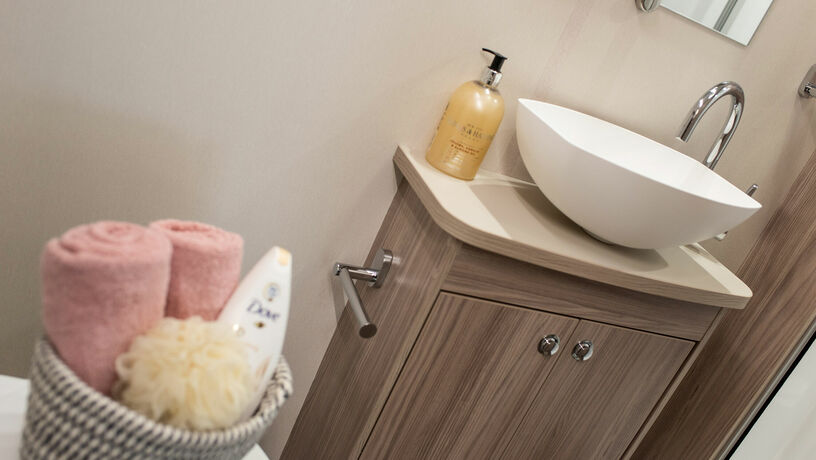 Elddis Avante 554 bathroom