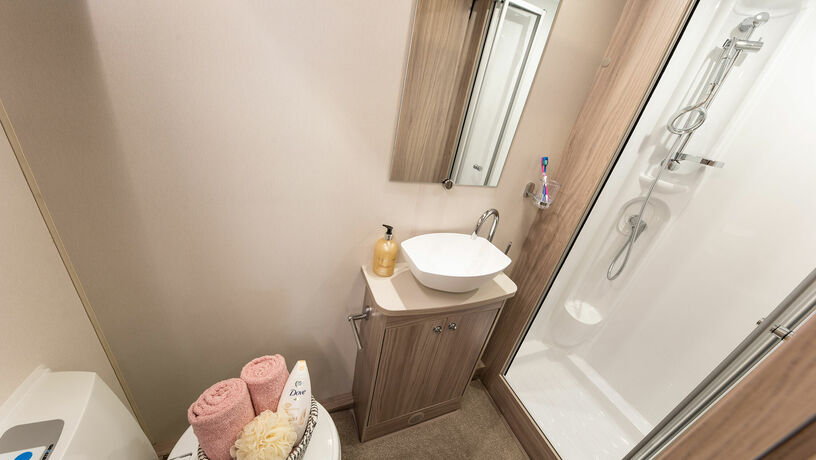 Elddis Avante 554 bathroom2