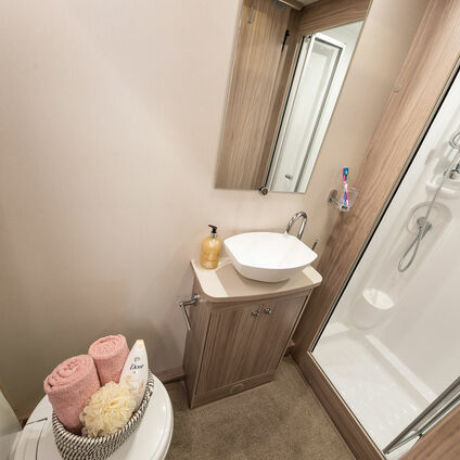 Elddis Avante 554 bathroom2