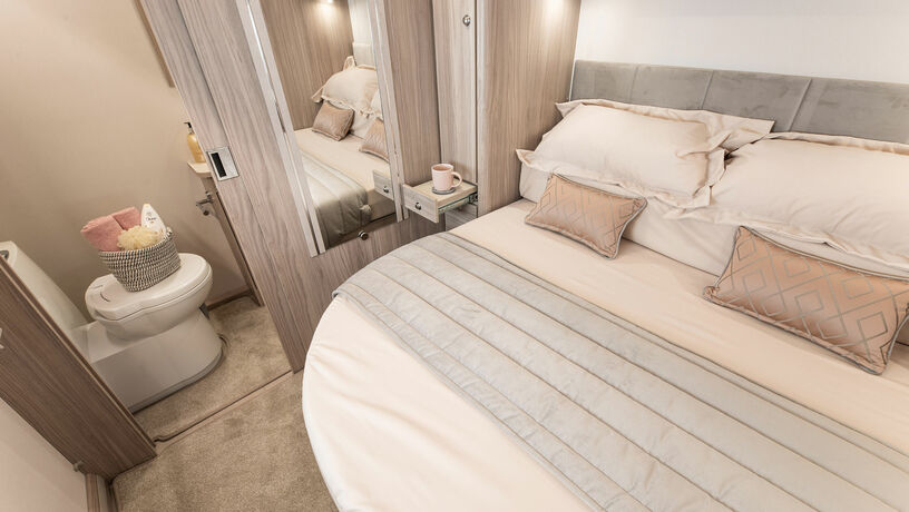 Elddis Avante 554 bed bath