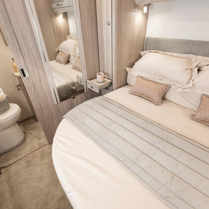 Elddis Avante 554 bed bath