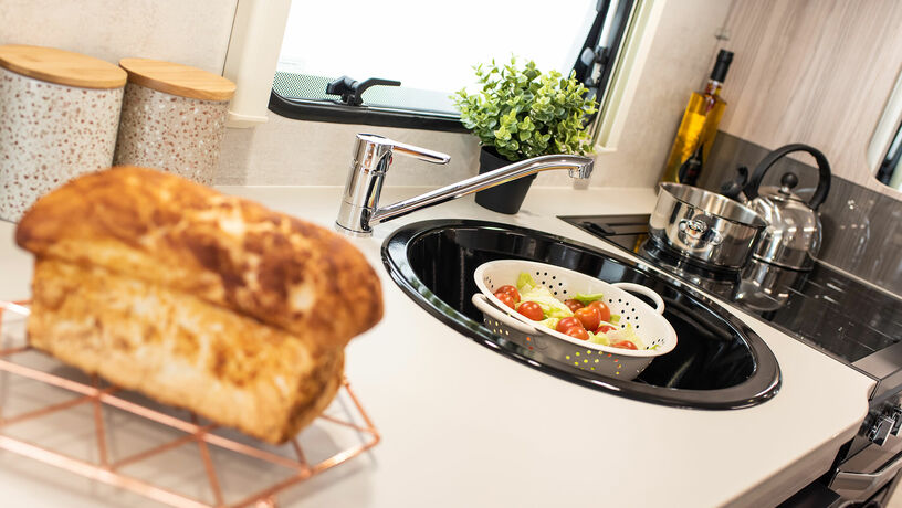 Elddis Avante 554 kitchen