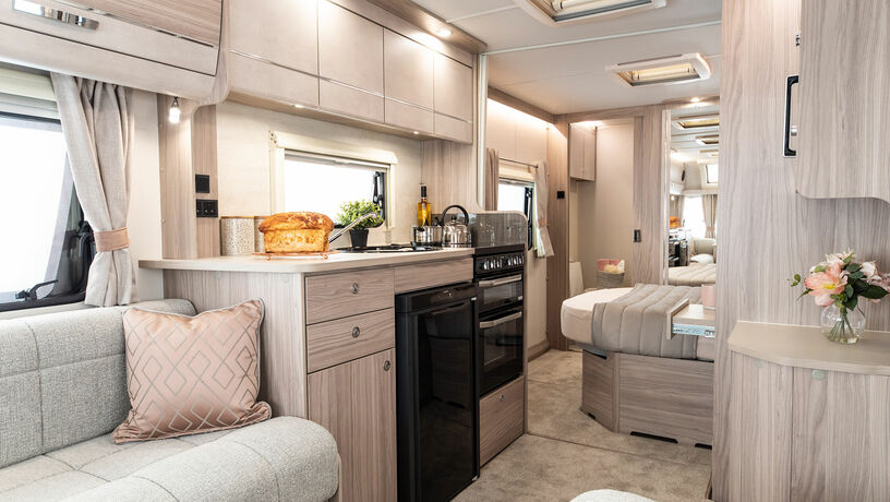 Elddis Avante 554 kitchen2