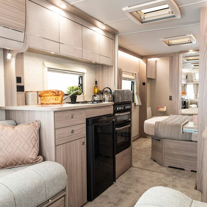 Elddis Avante 554 kitchen2