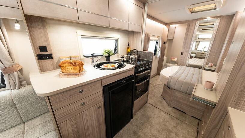 Elddis Avante 554 kitchen3