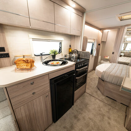 Elddis Avante 554 kitchen3