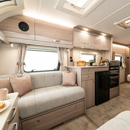 Elddis Avante 554 living