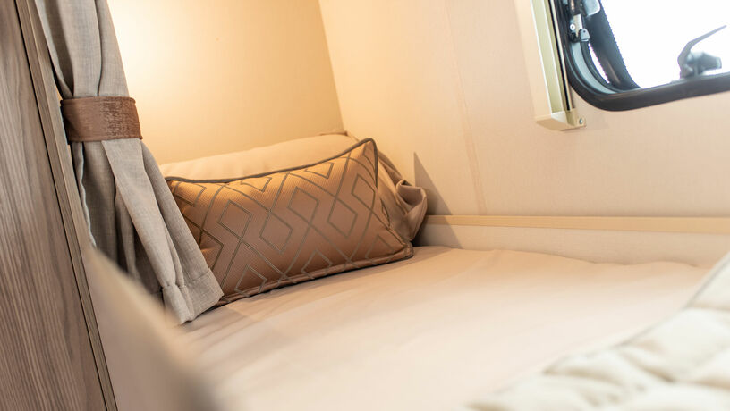 Elddis Avante 868 bed2