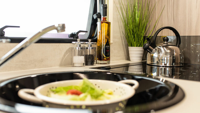 Elddis Avante 868 kitchen2