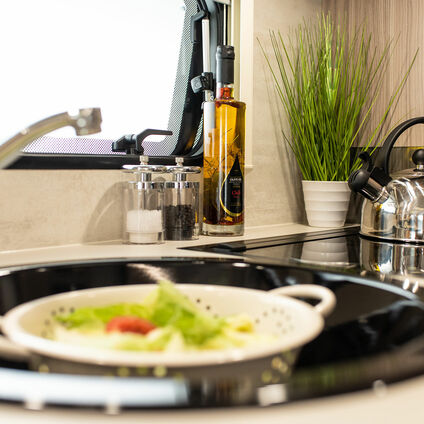 Elddis Avante 868 kitchen2