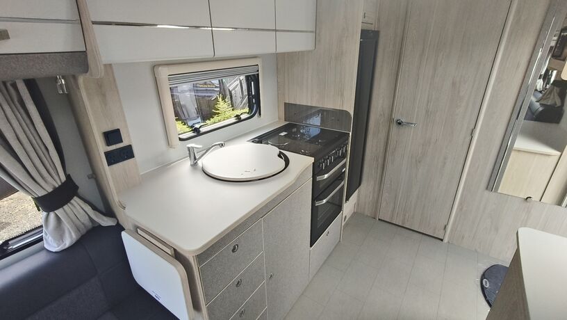 Avante Apex 520 2026 kitchen 3