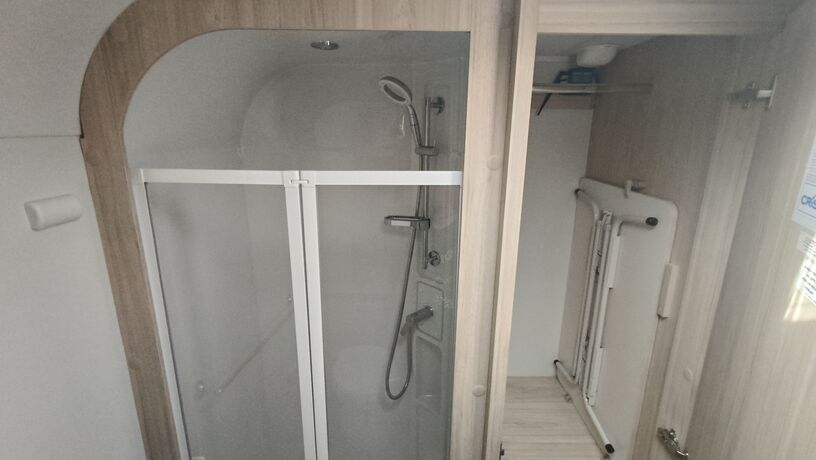 Avante Apex 520 2026 shower