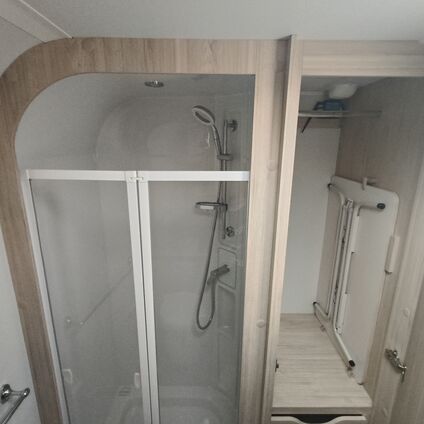 Avante Apex 520 2026 shower