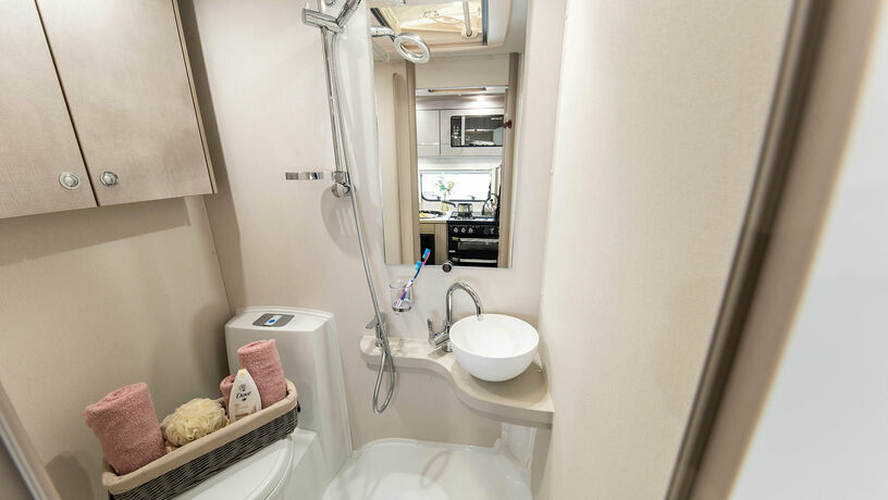 Elddis Avante 454 bathroom