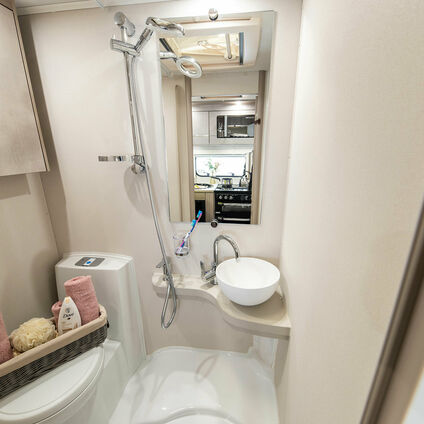 Elddis Avante 454 bathroom