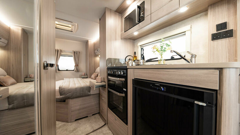 Elddis Avante 454 kitchen2