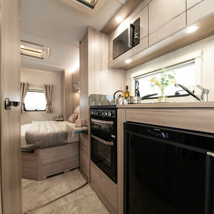 Elddis Avante 454 kitchen2