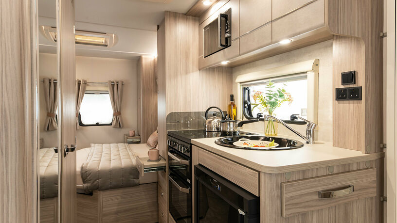 Elddis Avante 454 kitchen3