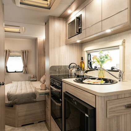 Elddis Avante 454 kitchen3