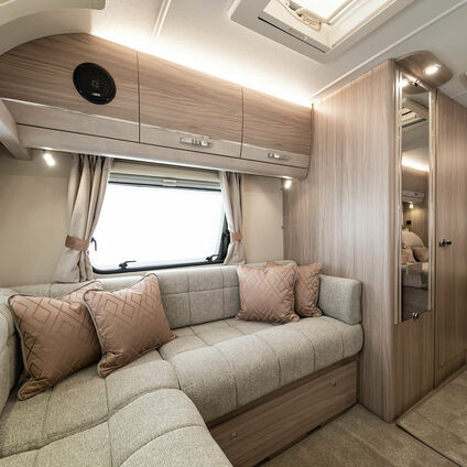 Elddis Avante 454 living