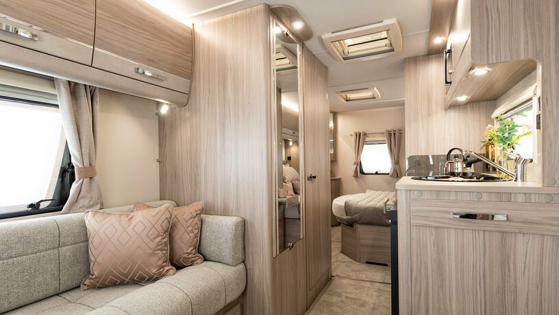 Elddis Avante 454 living2