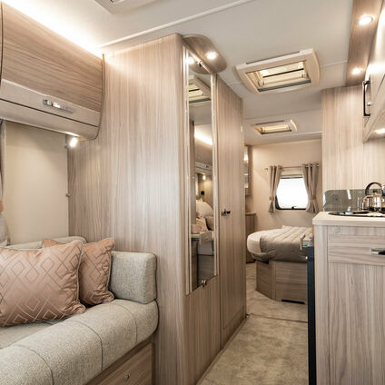 Elddis Avante 454 living2