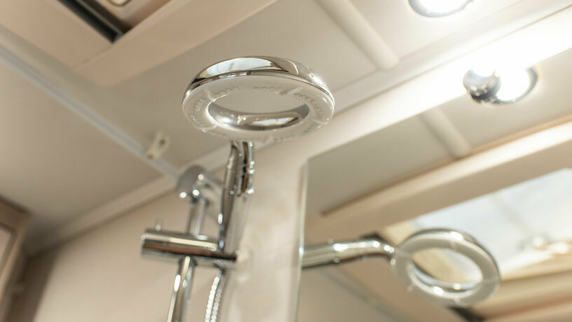 Elddis Avante 454 shower