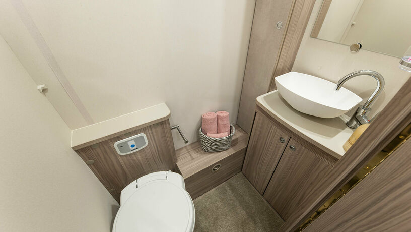 Elddis Avante 550 bathroom2