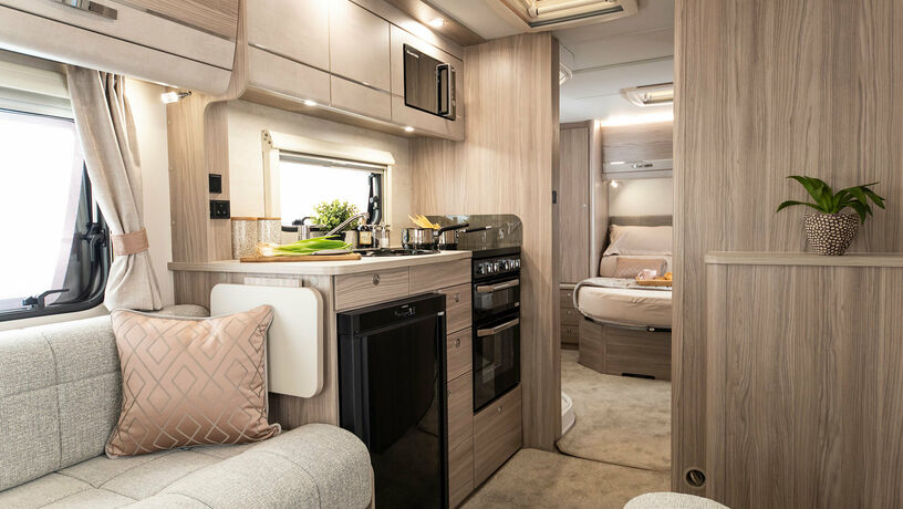 Elddis Avante 550 kitchen4