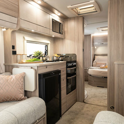 Elddis Avante 550 kitchen4