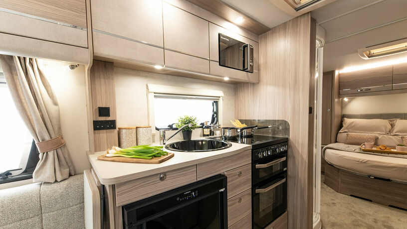 Elddis Avante 550 kitchen5