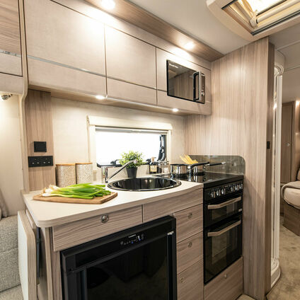 Elddis Avante 550 kitchen5