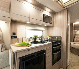 Elddis Avante 550 kitchen5