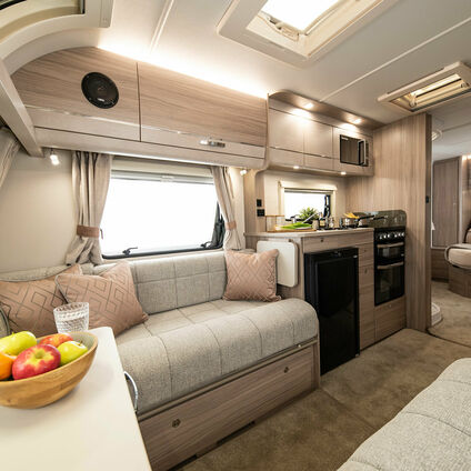 Elddis Avante 550 living