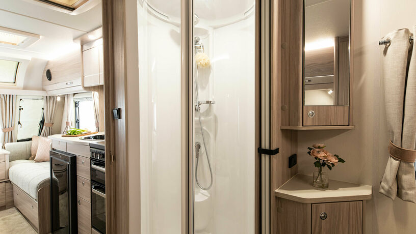 Elddis Avante 550 shower2