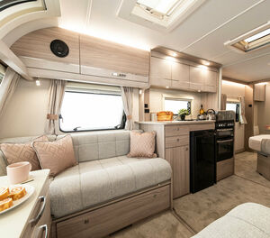 Elddis Avante 554 living