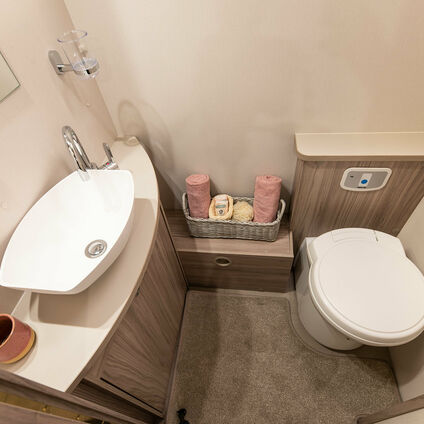 Elddis Avante 860 bathroom