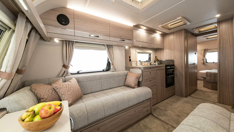 Elddis Avante 860 living