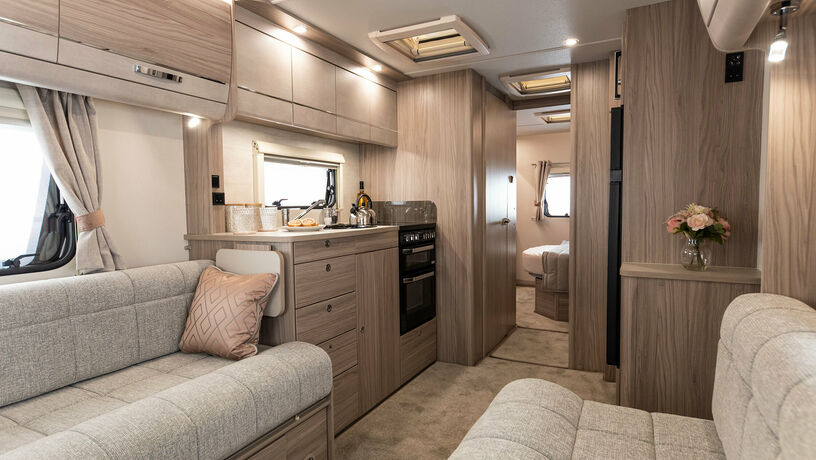 Elddis Avante 860 living2