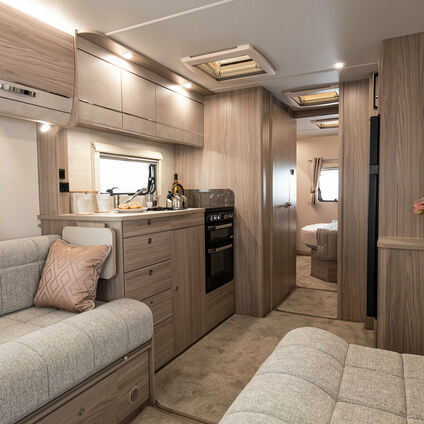 Elddis Avante 860 living2