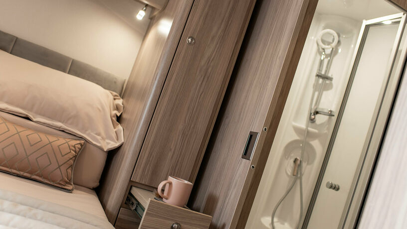 Elddis Avante 860 shower