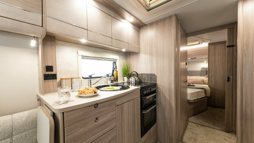 Elddis Avante 868 kitchen4