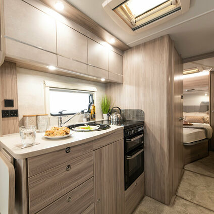 Elddis Avante 868 kitchen4