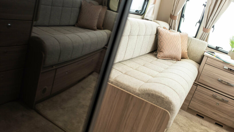 Elddis Avante 868 living