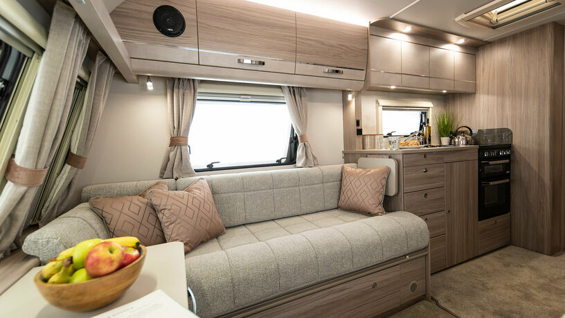 Elddis Avante 868 living3