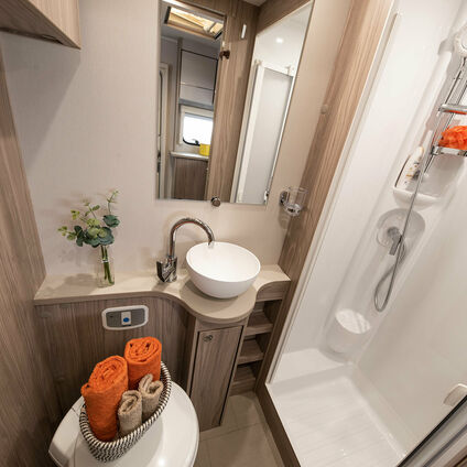 Elddis Xplore 422 bathroom2