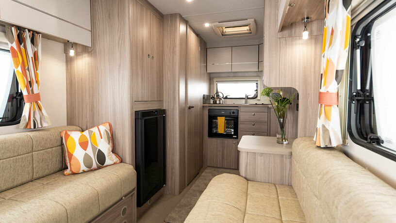 Elddis Xplore 422 living3