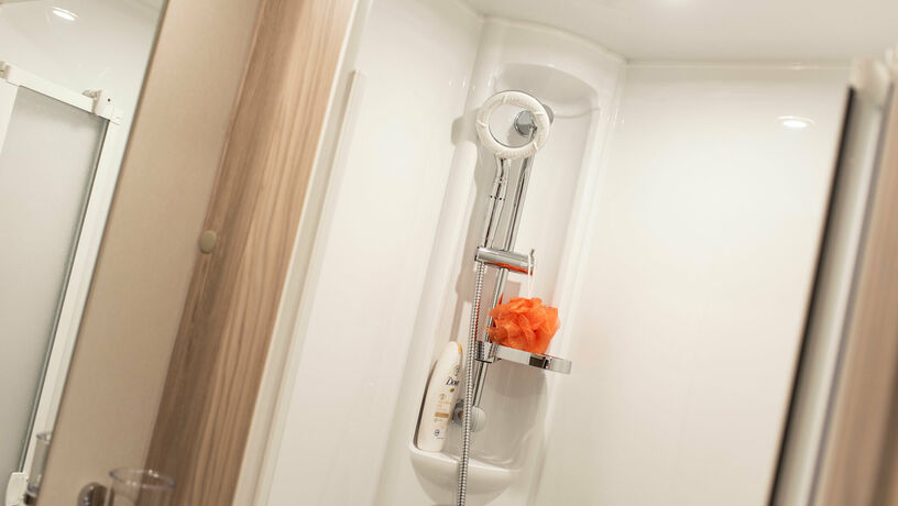 Elddis Xplore 422 shower