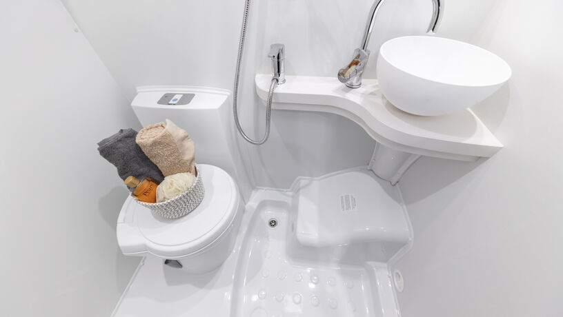 Autoquest 194 2025 bathroom