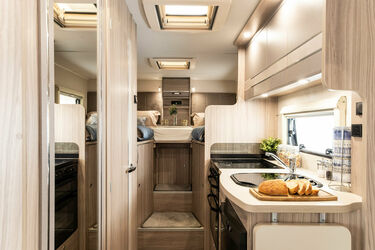 Elddis Autoquest 194 kitchen bed2